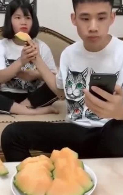吃瓜姐姐嘲笑弟弟,弟弟黯然神伤