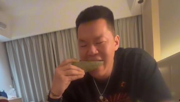 吃瓜的时候视频,揭秘吃瓜群众背后的娱乐真相