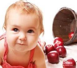 宝宝吃瓜好甜,感受生活美好滋味