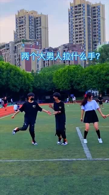 学生操场跳舞吃瓜,学生操场共舞赏瓜乐翻天